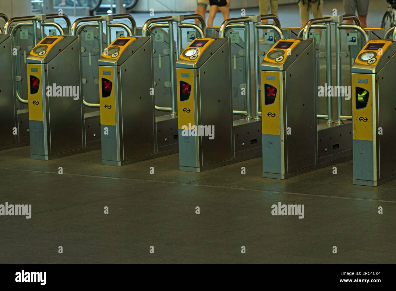 Arnhem, Niederlande - 11. Juni 2023: Check-in für öffentliche Verkehrsmittel - Ausgang am Hauptbahnhof Arnhem Stockfoto