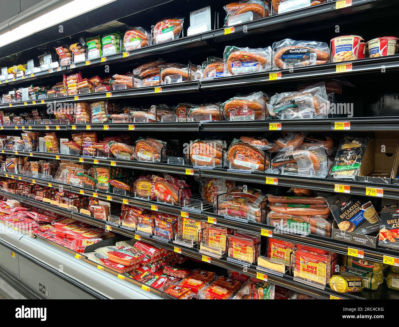 Norfolk, NE, USA - 12. Mai 2023: Die abgepackte Würstchen- und Hot Dog-Gasse in einem Walmart Store ohne Menschen. Stockfoto