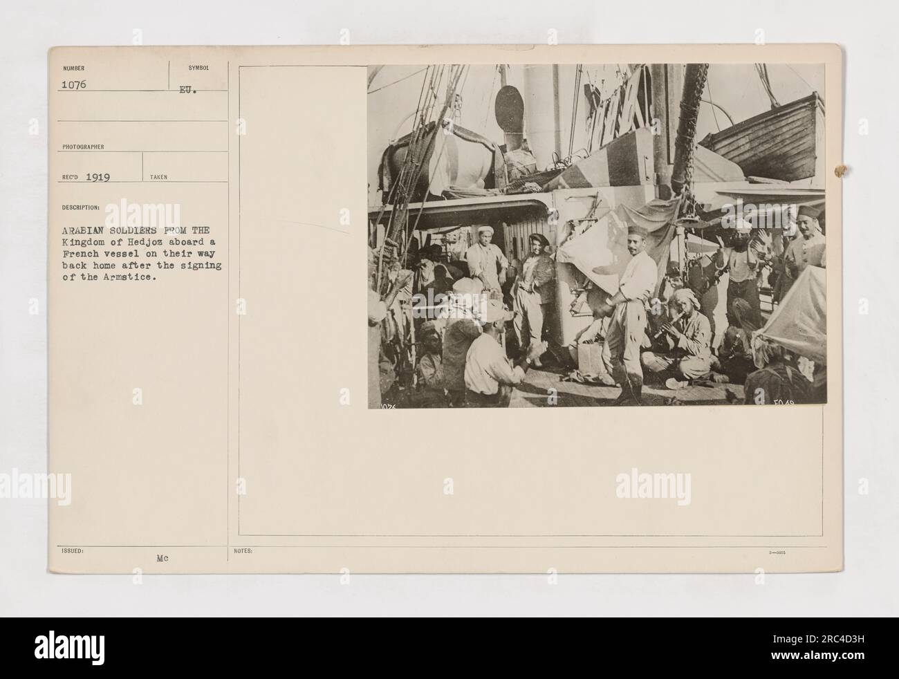 Arabische Soldaten aus dem Königreich Hejaz kehren nach der Unterzeichnung des Waffenstillstands 1919 auf einem französischen Schiff nach Hause zurück. Die Soldaten werden in Militärkleidung gesehen und das Bild ist nummeriert von 1076, aufgenommen vom Fotografen Reco. In den Notizen wird die Schiffsnummer als 774 angegeben. Stockfoto
