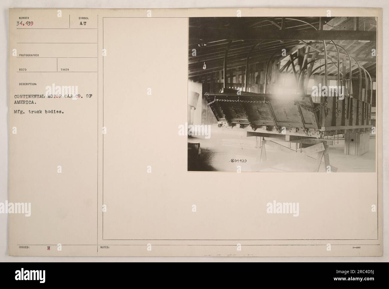 Amerikanisches Militär entlädt Lastwagenaufbauten, die von der Continental Motor Car Company im Ersten Weltkrieg hergestellt wurden. Das Foto wurde von einem Fotografen aus den offiziellen USA aufgenommen Das Armeesignal-Korps hat die Nummer 34.439. Sie wird von der Bezeichnung "OP AMERICA" begleitet, die wahrscheinlich darauf hinweist, dass sie auf amerikanischem Boden aufgenommen wurde. Der Anlass für das Foto wird nicht explizit angegeben. Stockfoto