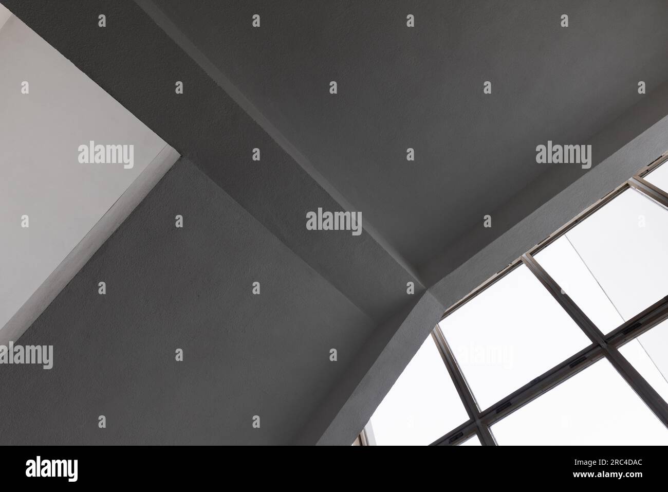 Hintergrundfoto mit abstrakter zeitgenössischer Architektur, weißer Decke und leerem Fenster Stockfoto