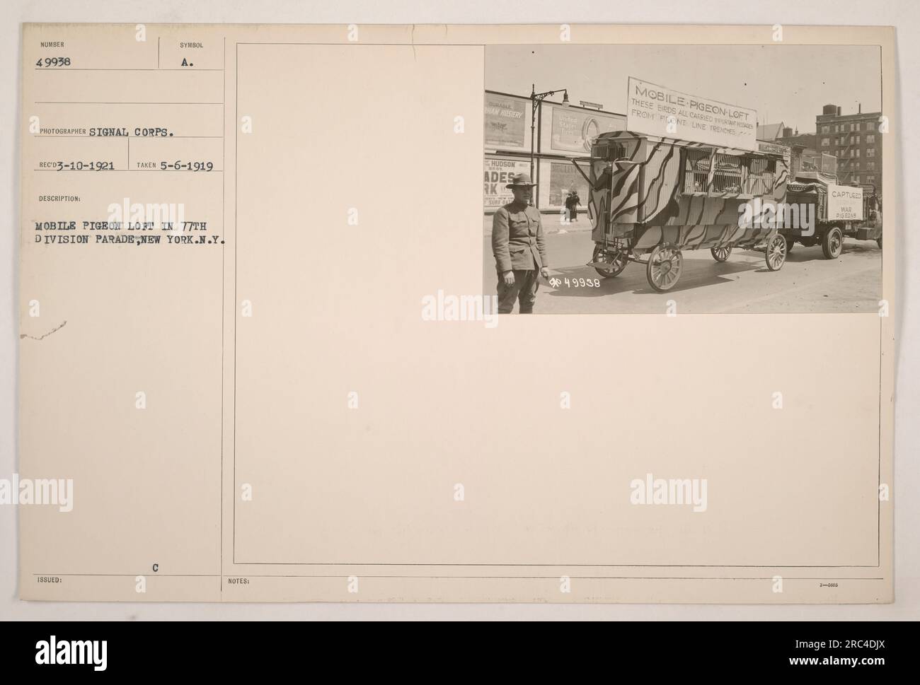 Mobile Pigeon Loft in 77. Division Parade, New York, New York. Foto aufgenommen am 6. Mai 1919 von Signal Corps. Das mobile Taubenloft wurde während des Ersten Weltkriegs für die Kommunikation genutzt Es besteht aus gefangenem Holz aus einem Kriegsgebiet. Quelle: 49938 Fotografien der amerikanischen Militäraktionen während des 1. Weltkriegs. Stockfoto