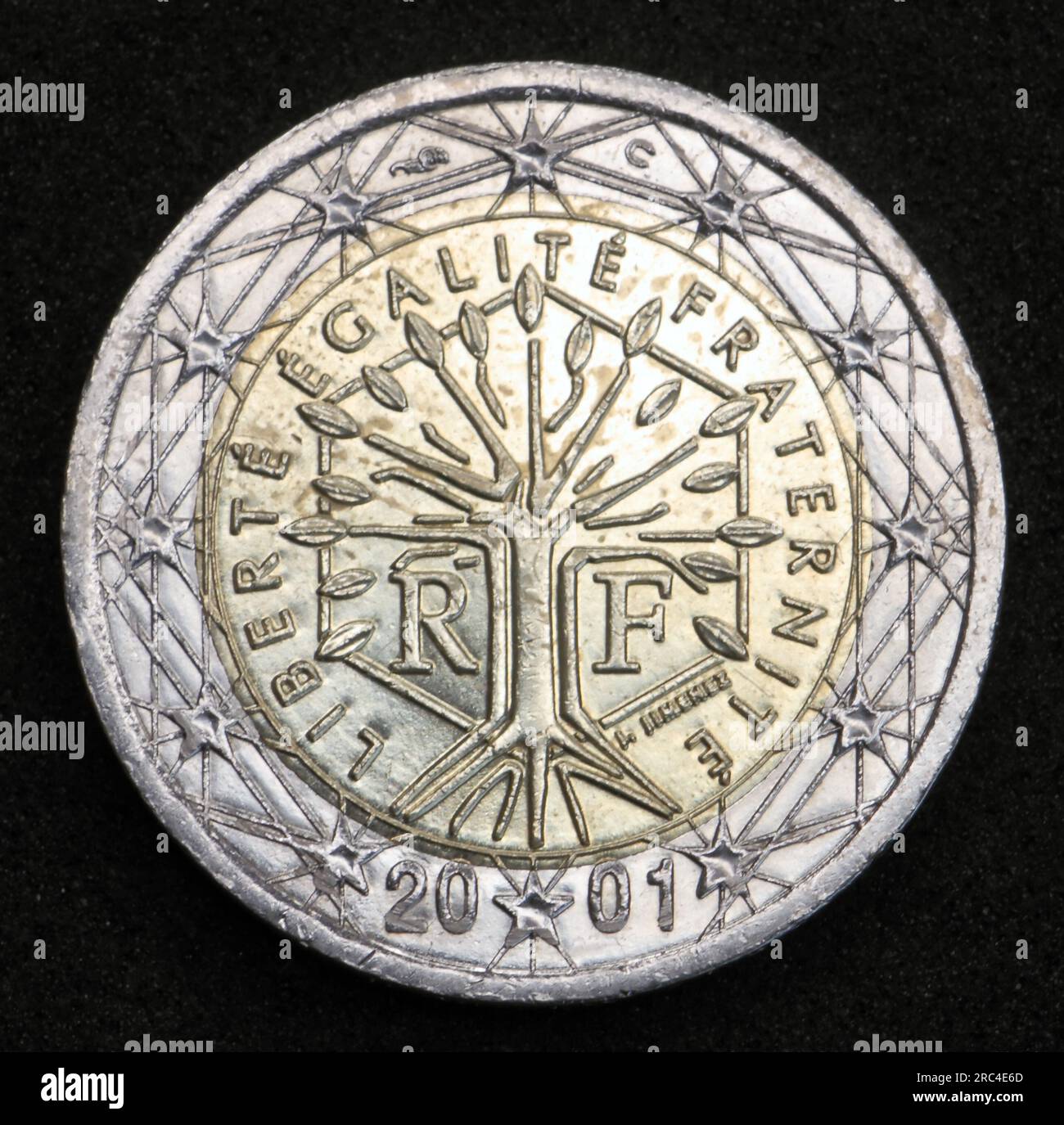 Die Rückseite der nationalen Seite der 2-Euro-Münze aus Frankreich zeigt einen Baum, der Leben, Wachstum und Stabilität symbolisiert und von einem Sechseck umrahmt wird, das in 2001 geprägt wurde, eine Standardmünze Stockfoto