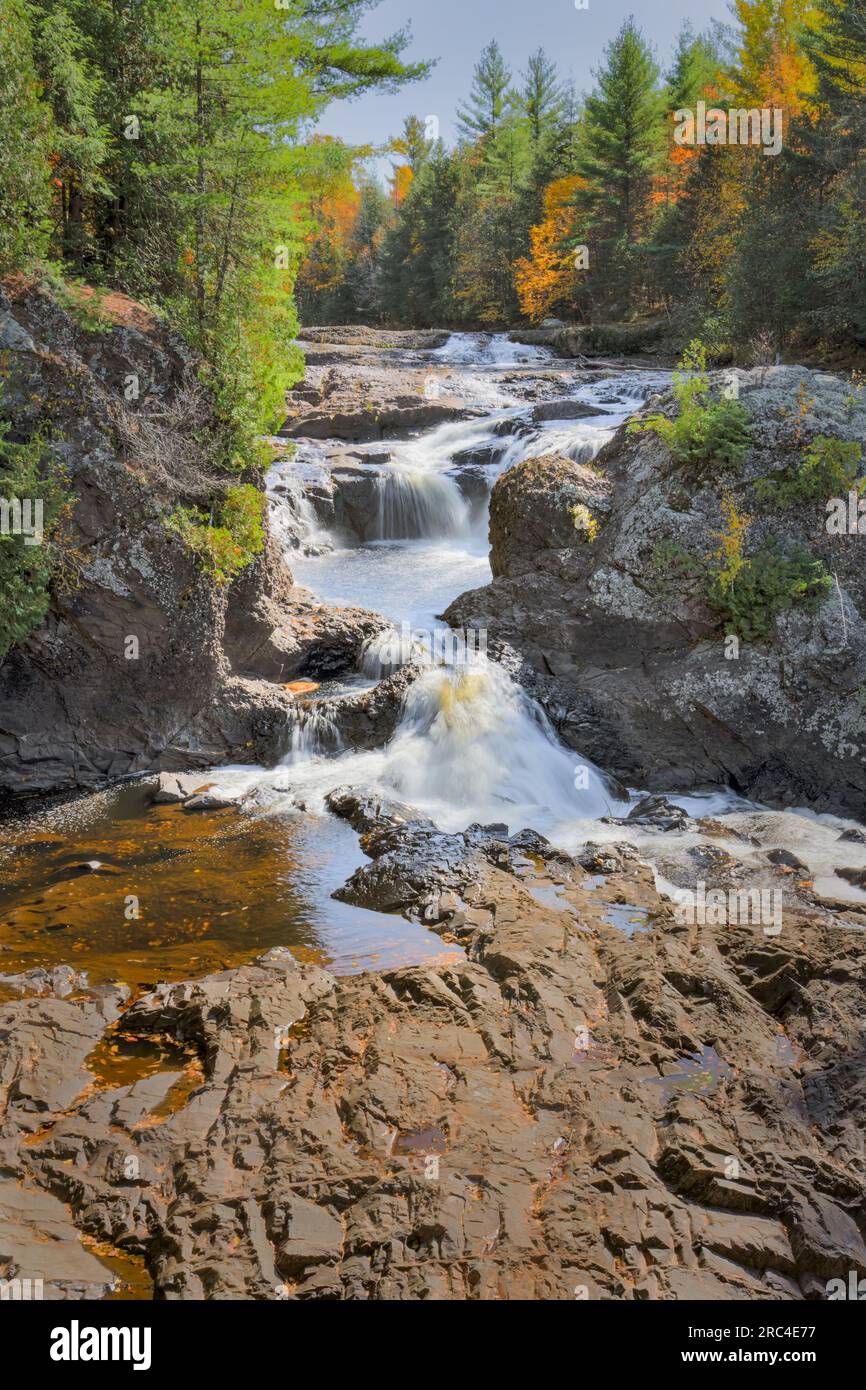 Der Potato River Falls, ein schöner Wasserfall in der Nähe von Gurney Wisconsin, fällt 90 Meter in den Kartoffelfluss. Stadtpark mit rustikalen Campingplätzen verfügbar. Stockfoto