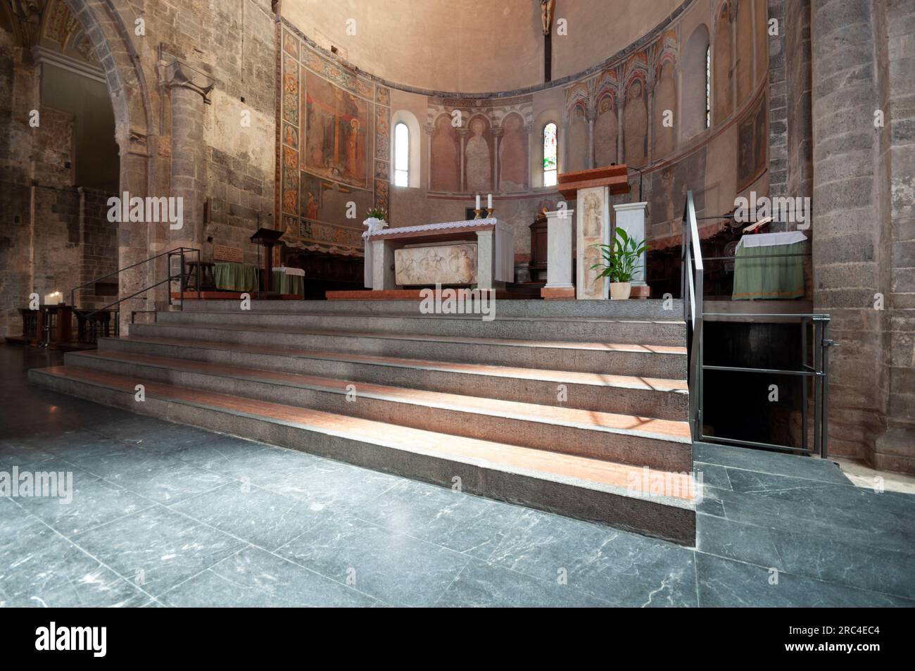 Italien, Ligurien, Albenga, San Michele Arcangelo Kathedrale, Altar Stockfoto