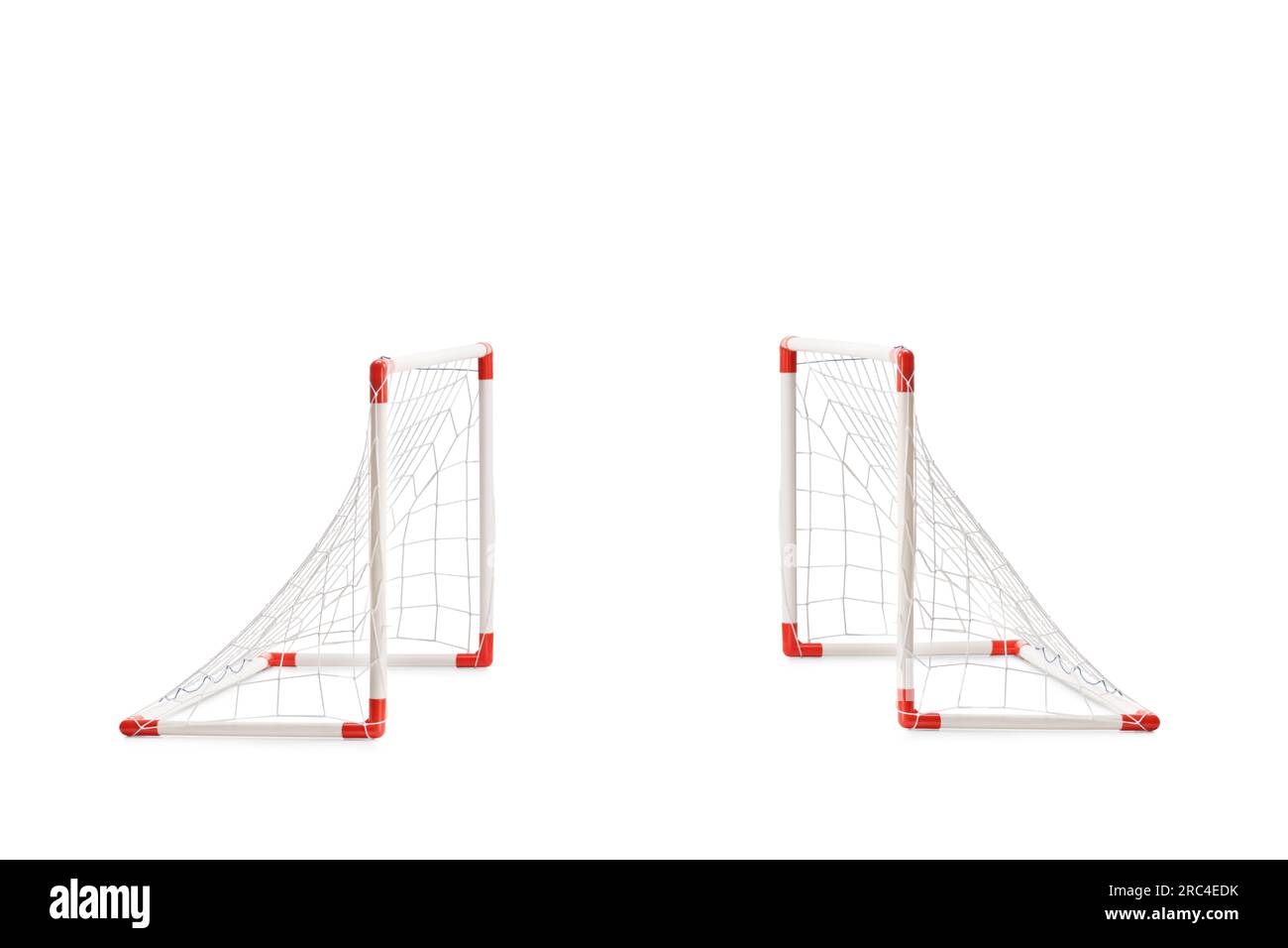 Zwei kleine Fußballtore, isoliert auf weißem Hintergrund Stockfoto Zwei kleine Fußballtore, isoliert auf weißem Hintergrund Stockfoto