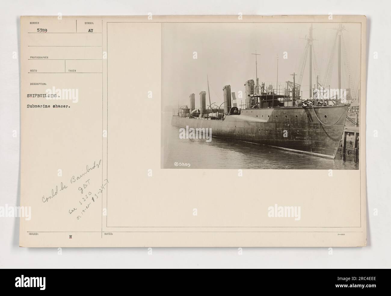 Ein Foto, das während des Ersten Weltkriegs aufgenommen wurde und ein U-Boot-Jäger zeigt, der in den Schiffbau verwickelt ist. Die U-Boot-Verfolgungsjagd ist mit „SYNDOL ATT H JAT“ (möglicherweise Bainbutyl) gekennzeichnet, und das Bild ist mit 111-SC-5359 nummeriert. Weitere Informationen geben einen Preis von $350 und das Datum 13. August 1919 an.“ Stockfoto