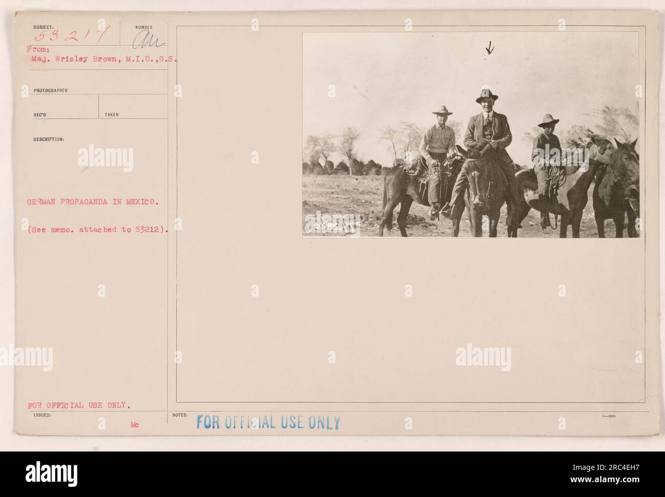 Das Foto zeigt deutsche Propaganda in Mexiko während des Weltkriegs. Major Wrisley Brown, ein Militärfotograf, dokumentierte die Szene. Das Bild trägt die Bezeichnung „NUR ZUR OFFIZIELLEN VERWENDUNG“ und bezieht sich auf Memo 53212, das zusätzlichen Kontext bietet. Das Foto dient als Beweis für deutsche Versuche, die mexikanische öffentliche Meinung während des Krieges zu beeinflussen. Stockfoto