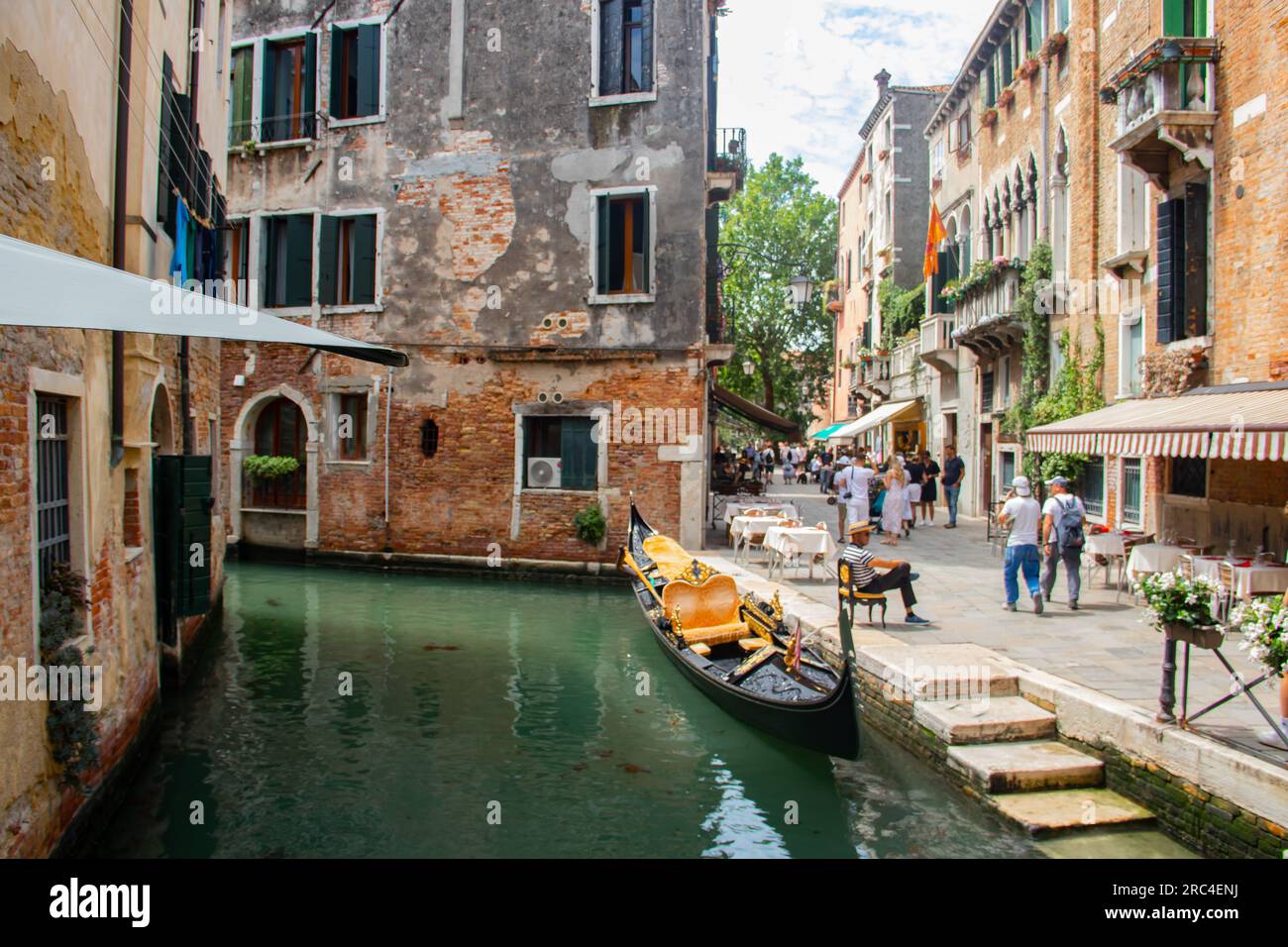 Straßen und Kanäle von Venedig in Italien, farbenfrohes und malerisches romantisches Touristenziel Stockfoto