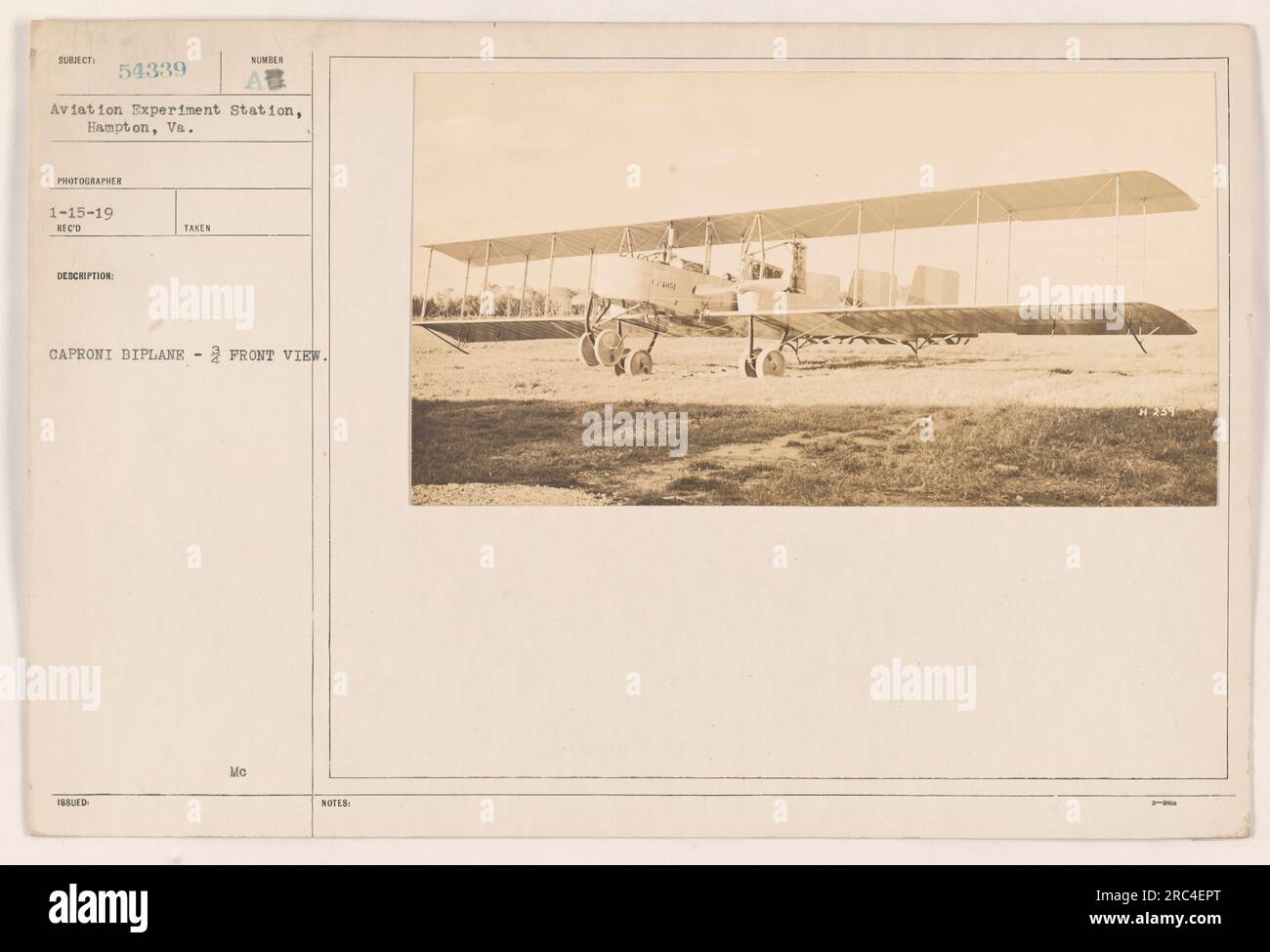'Aufnahme eines Caproni-Doppeldeckers, aufgenommen an der 54339. Luftfahrtexperimentalstation in Hampton, Virginia Dieses Foto vom 1-15-19 zeigt eine 3/4-Vorderansicht der Biplane. Informationen zum Fotografen werden nicht erwähnt, und es ist unklar, worauf sich die „Mc-NOTIZEN“ beziehen. Stockfoto