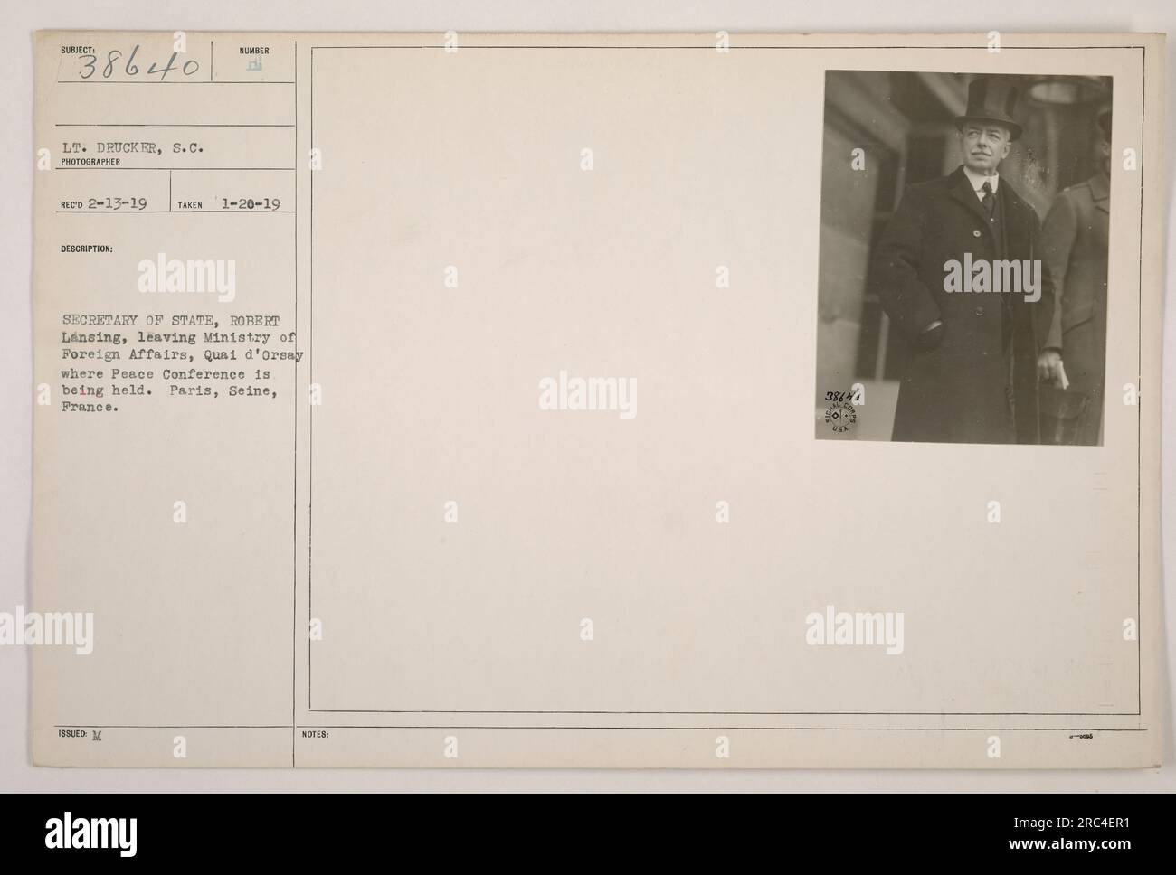 Das Bild zeigt Leutnant Drucker, einen Fotografen des Kriegsministeriums, der ein Foto von Außenminister Robert Lansing beim Verlassen des Außenministeriums in Quai d'Orsay, Paris, aufnimmt. Das Gebäude ist der Veranstaltungsort der laufenden Friedenskonferenz während des Ersten Weltkriegs. Das Foto wurde am 20. Januar 1919 aufgenommen, und die offizielle Beschreibung wird als vertraulich betrachtet. Die Copyright-Nummer ist 38640. Stockfoto