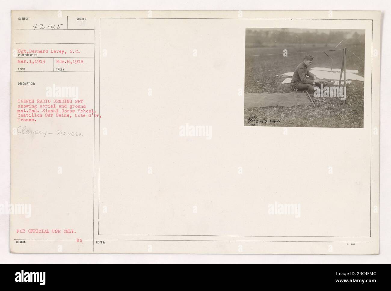 Foto 111-SC-42145, aufgenommen am 8. November 1918, zeigt ein Sendegerät mit Antenne und Bodenmatte. Es wurde an der 2. Signalkorps-Schule in Chatillon sur seine, Cote d'Or, Frankreich aufgenommen. Das Motiv auf dem Foto ist Sergeant Bernard Levey vom Signalkorps. Der Fotograf ist als 1. März 1919 aufgeführt, und das Bild wurde nur für den offiziellen Gebrauch aufgenommen. Es werden keine zusätzlichen Hinweise oder Details angegeben. Stockfoto