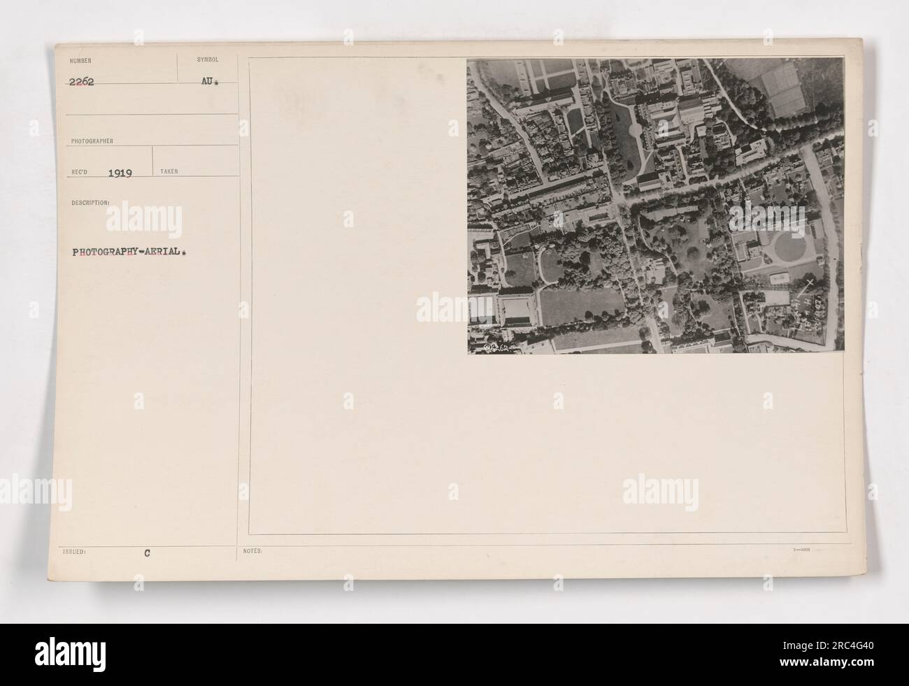 Luftaufnahme während des Ersten Weltkriegs mit militärischen Aktivitäten. Dieses Foto mit der Nummer 2262 wurde 1919 von einem nicht identifizierten Fotografen aufgenommen. Das Bild zeigt eine Landschaft mit verschiedenen militärischen Elementen, wie Gebäuden, Fahrzeugen und möglicherweise Truppen. Stockfoto