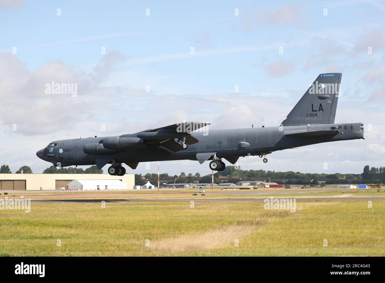Fairford, Großbritannien. 12. Juli 2023. Eine amerikanische Boeing B-52 Stratofortress Strategic Bomber kommt zur RIAT 2023 Air Show. Kredit: Uwe Deffner/Alamy Live News Stockfoto