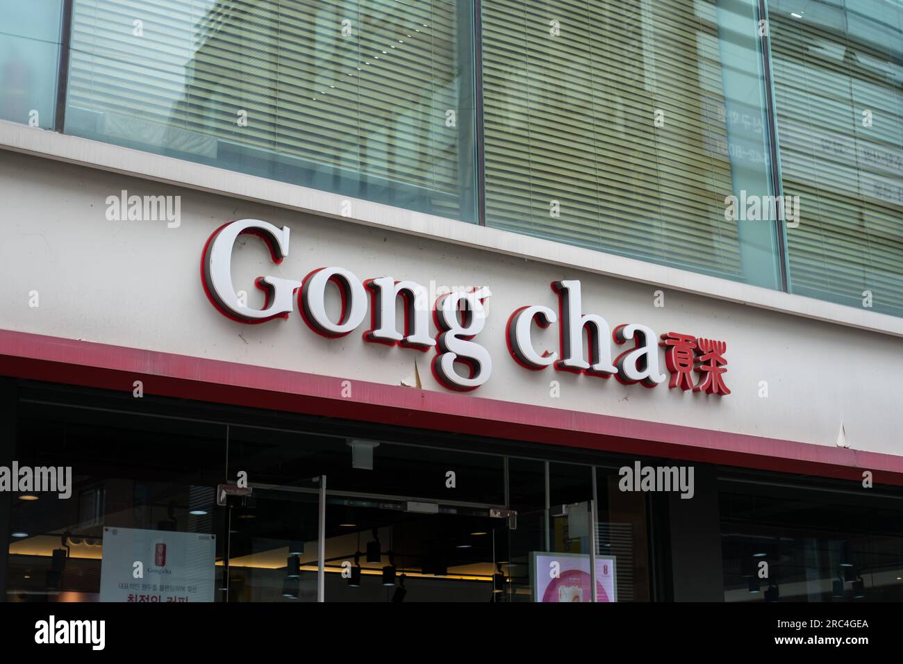 Seoul, Südkorea – 4. April 2023: Gong Cha-Schilder mit chinesischen Buchstaben bedeuten „Tribute Tea for the Imperator“. Es handelt sich um ein Teegetränk-Franchise, das in Ka gegründet wurde Stockfoto