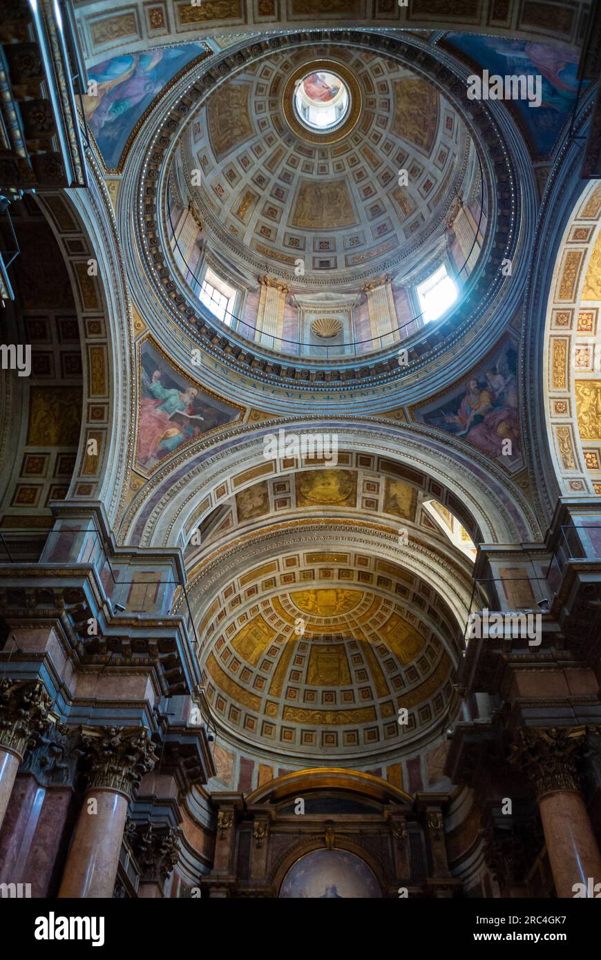 Rom, Latium, Italien, die insteriore Architektur von Santissima Trinità dei Pellegrini, Kirche der heiligsten Dreifaltigkeit der Pilger Stockfoto