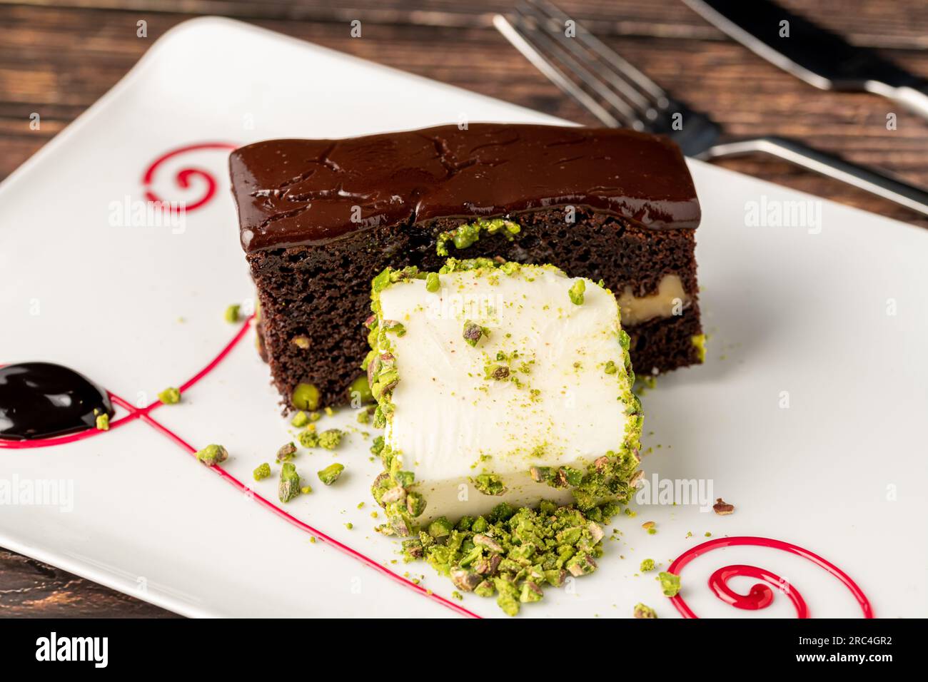 Köstlicher Brownie mit Vanilleeis auf einem weißen Porzellanteller Stockfoto