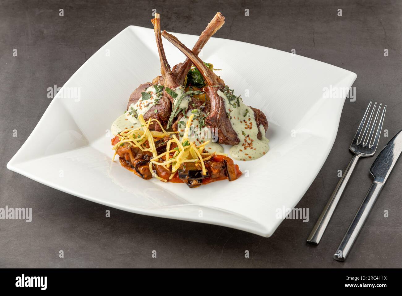 Lammkoteletts mit verschiedenen Gemüsesorten in einem feinen Restaurant Stockfoto