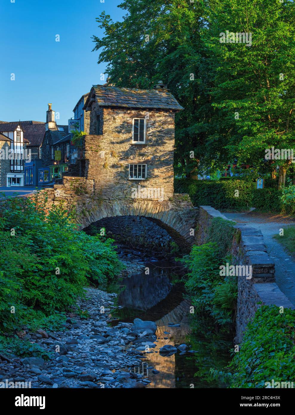 Tagsüber Blick auf das Bridge House, Ambleside, Lake District National Park, Cumbria, England, Großbritannien Stockfoto