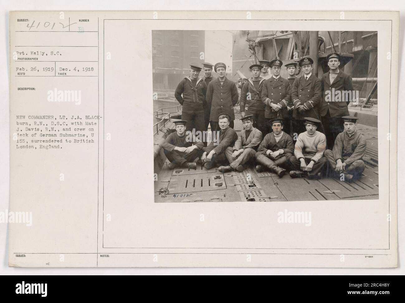 Pvt. Kelly und LT. J.A. Blackburn, R.N., D.S.C. sind auf dem Deck des deutschen U-Boots U 155 abgebildet. Das Foto wurde am 4. Dezember 1918 in London, England, aufgenommen. Auf dem Bild sind auch Mate J. Davis, R.N. und Crewmitglieder zu sehen. Das U-Boot hatte sich den britischen Behörden ergeben. Stockfoto