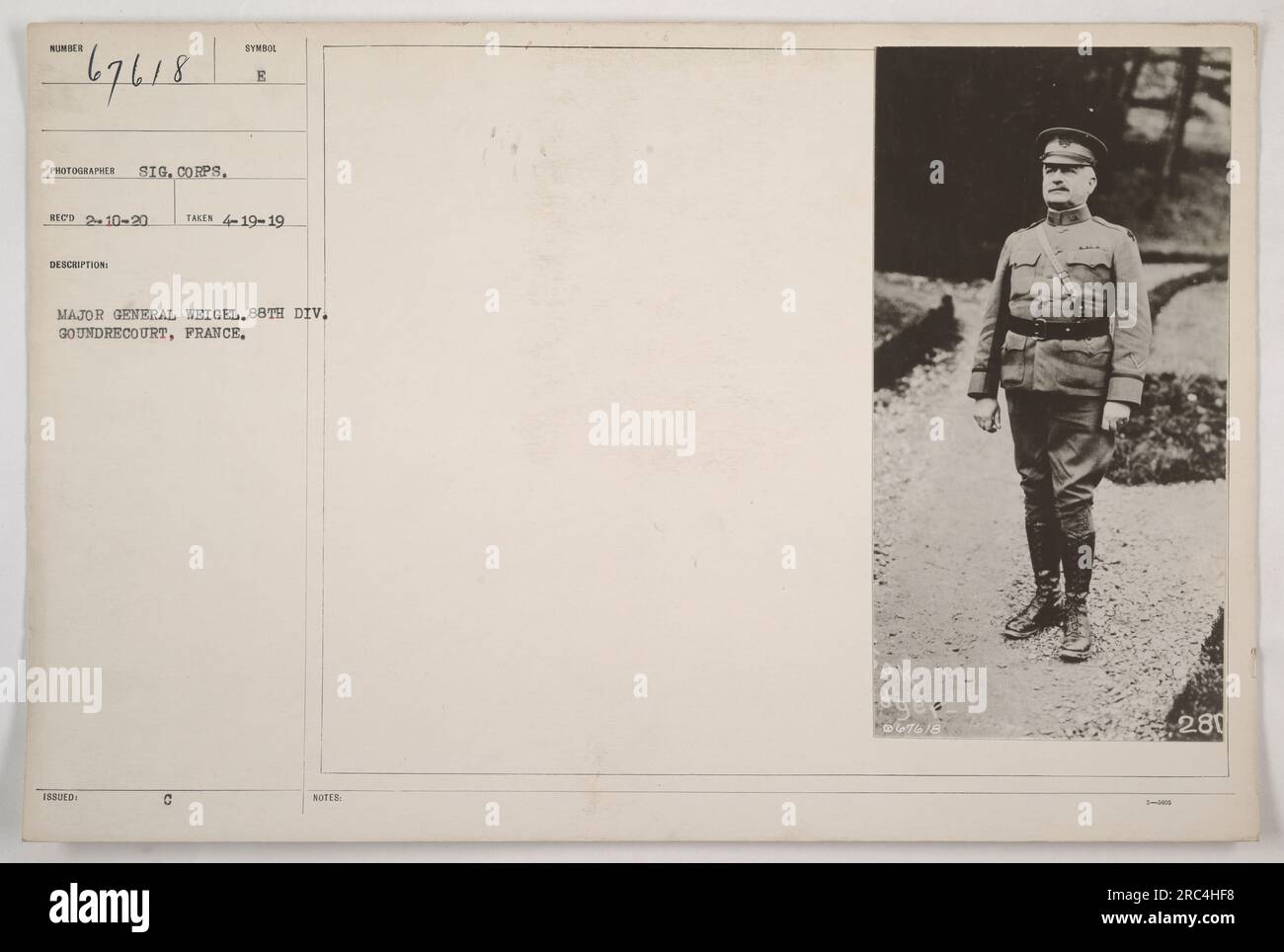 Das Bild zeigt Generalmajor Weigel von der 88. Division in Gondrecourt, Frankreich, während des Ersten Weltkriegs. Das Foto wurde am 19. April 1919 aufgenommen und ist Teil der Sammlung des Signalkorps. Generalmajor Weigel trägt Militäruniform und scheint Truppen zu inspizieren oder über Strategie zu diskutieren. Stockfoto