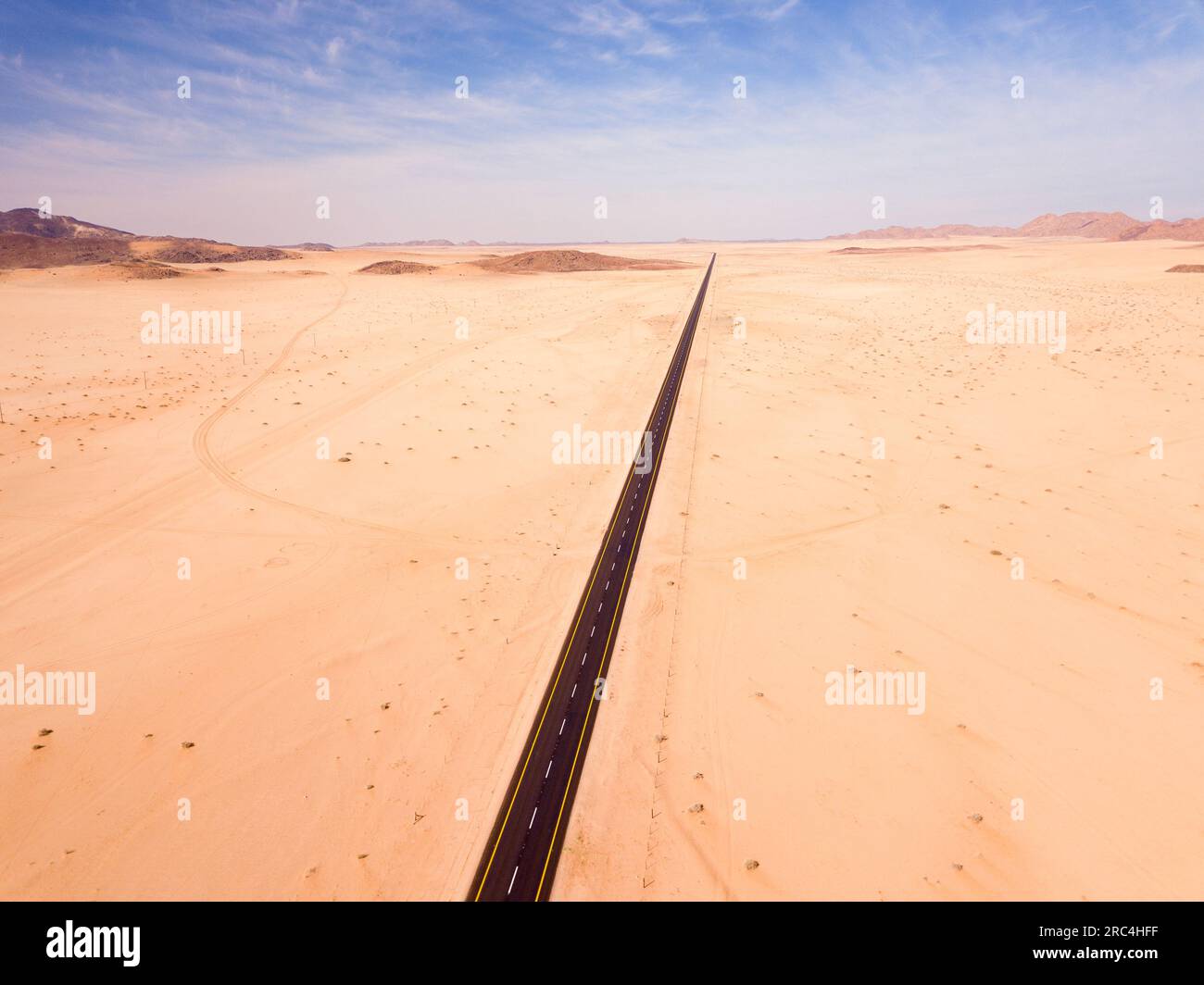 Blick aus dem hohen Winkel über eine Autobahn, die sich durch die Wüste erstreckt Stockfoto