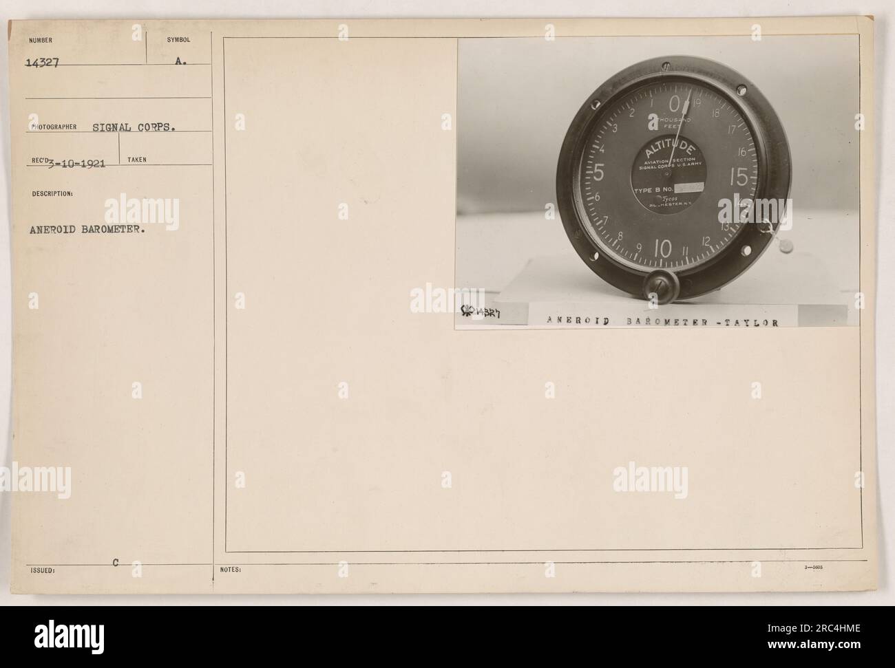 Nahaufnahme eines Aneroid-Barometers, herausgegeben vom Signal Corps im Ersten Weltkrieg. Das Barometer ist mit dem Symbol „A“ gekennzeichnet und hat die Bezeichnung „01 FUSS HÖHE LAND/ABSCHNITTSTYP“. Es wurde am 10. März 1921 von einem unbekannten Fotografen des Signalkorps fotografiert. Stockfoto