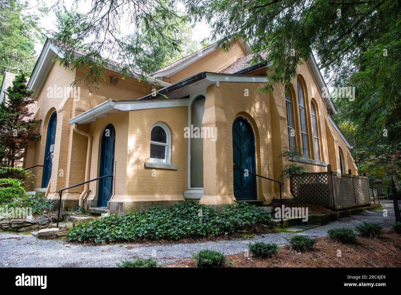 Blick auf die historische Kirche St. John of the Wilderness in Flat Rock, North Carolina. Stockfoto