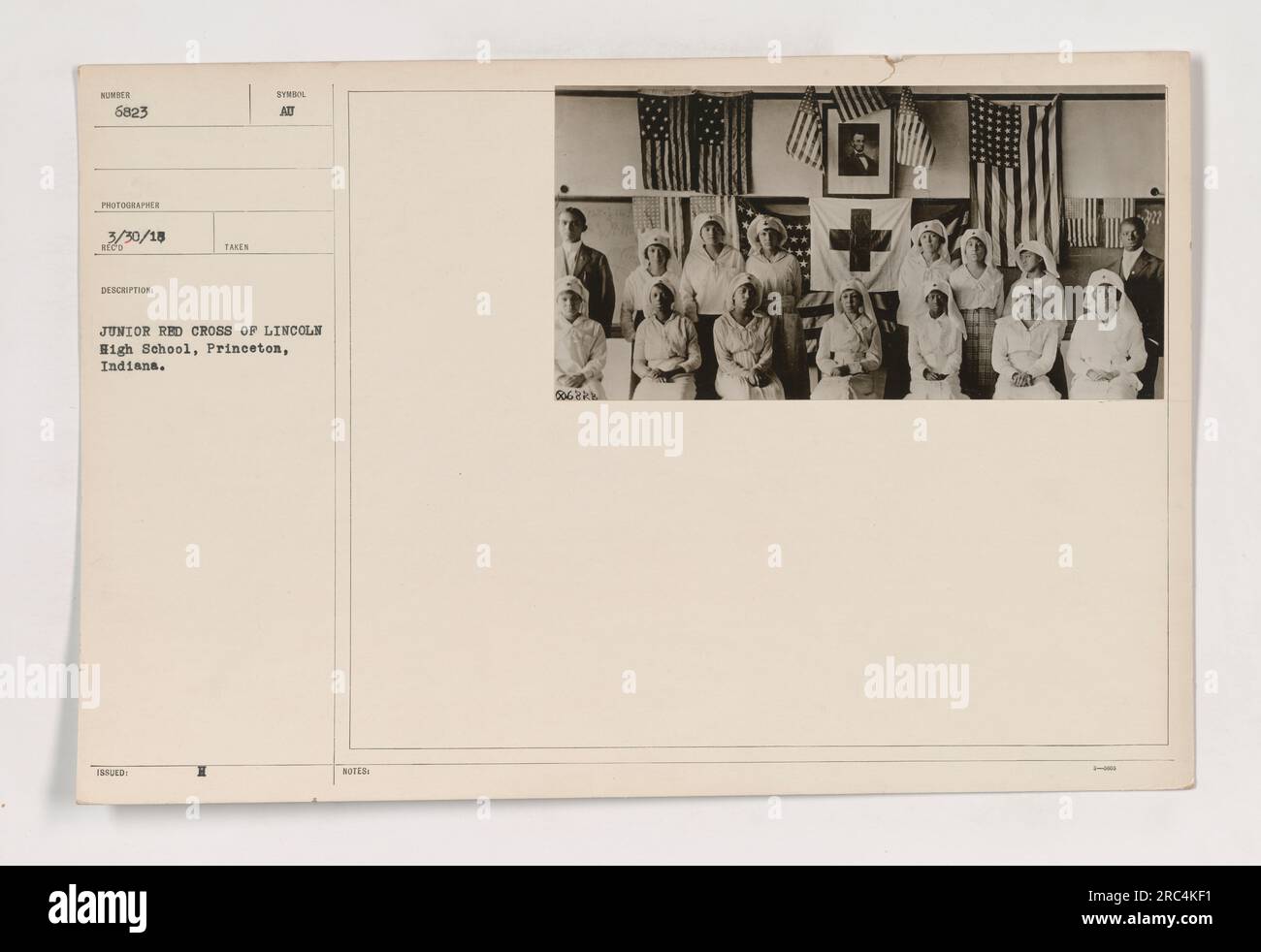 Das Foto zeigt Mitglieder des Junior Red Cross der Lincoln High School in Princeton, Indiana während des Ersten Weltkriegs. Es wurde am 30. März 1918 aufgenommen und hat die Identifikationsnummer 6823. Die Abbildung zeigt die Schüler, die an Aktivitäten im Zusammenhang mit dem Roten Kreuz beteiligt sind. Stockfoto