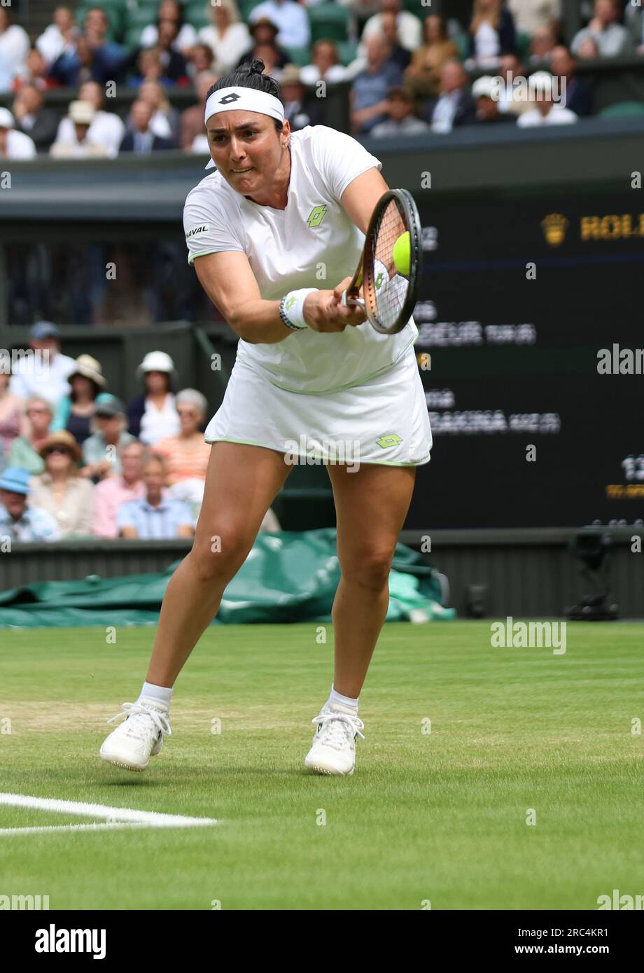 London, Großbritannien. 12. Juli 2023. Tunesian Ons Jabeur spielt bei der Wimbledon-Meisterschaft 2023 in London am Mittwoch, den 12. Juli 2023 eine Rückhand in ihrem Women's Quarter-Final gegen die kasachische Elena Rybakina. Foto: Hugo Philpott/UPI Credit: UPI/Alamy Live News Stockfoto