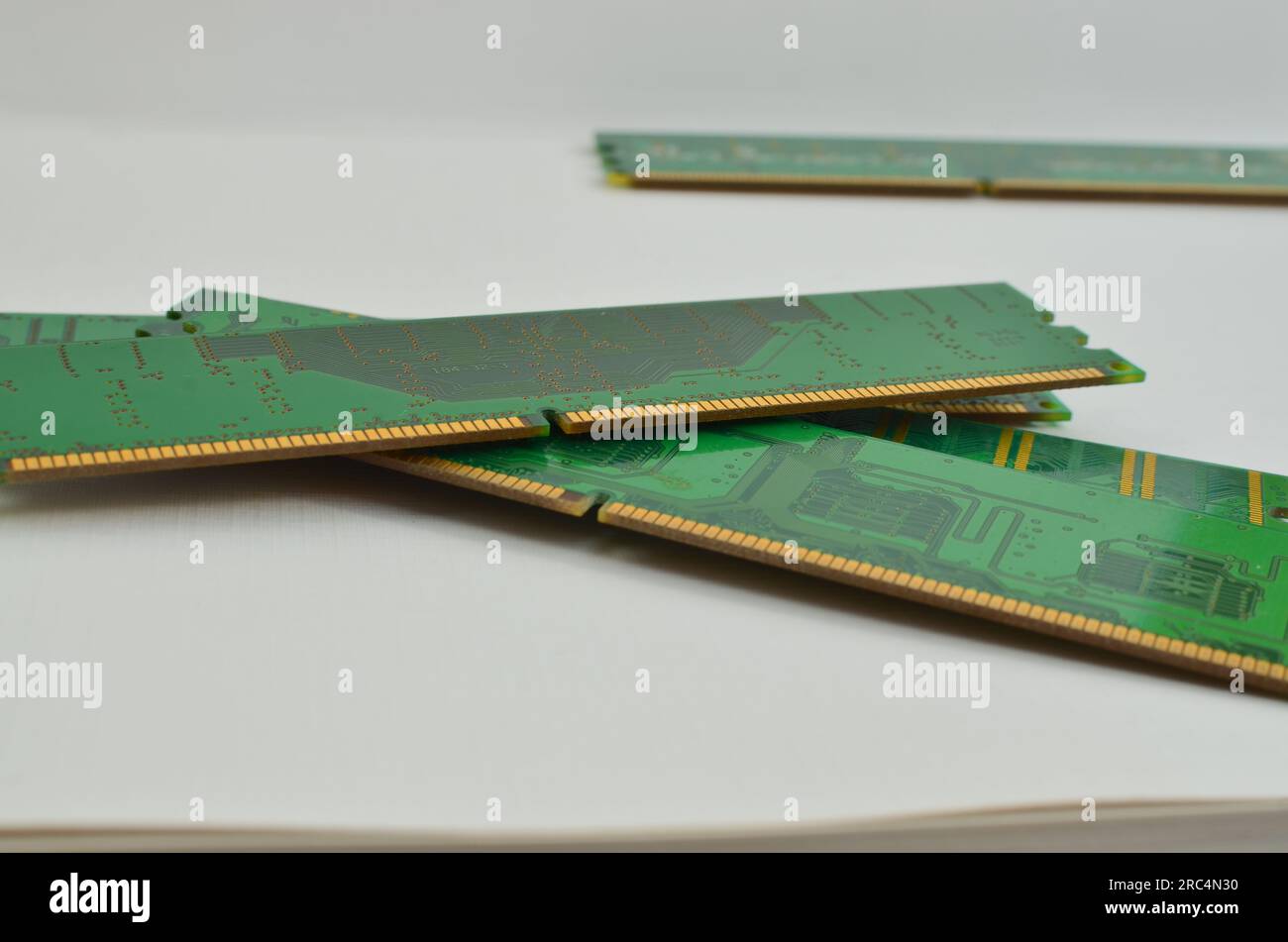 Nahaufnahme eines RAM-Speichers mit hoher Kapazität für einen Computer, die die Bedeutung der Technologie bei der Erweiterung der Speicherkapazität unterstreicht. Stockfoto