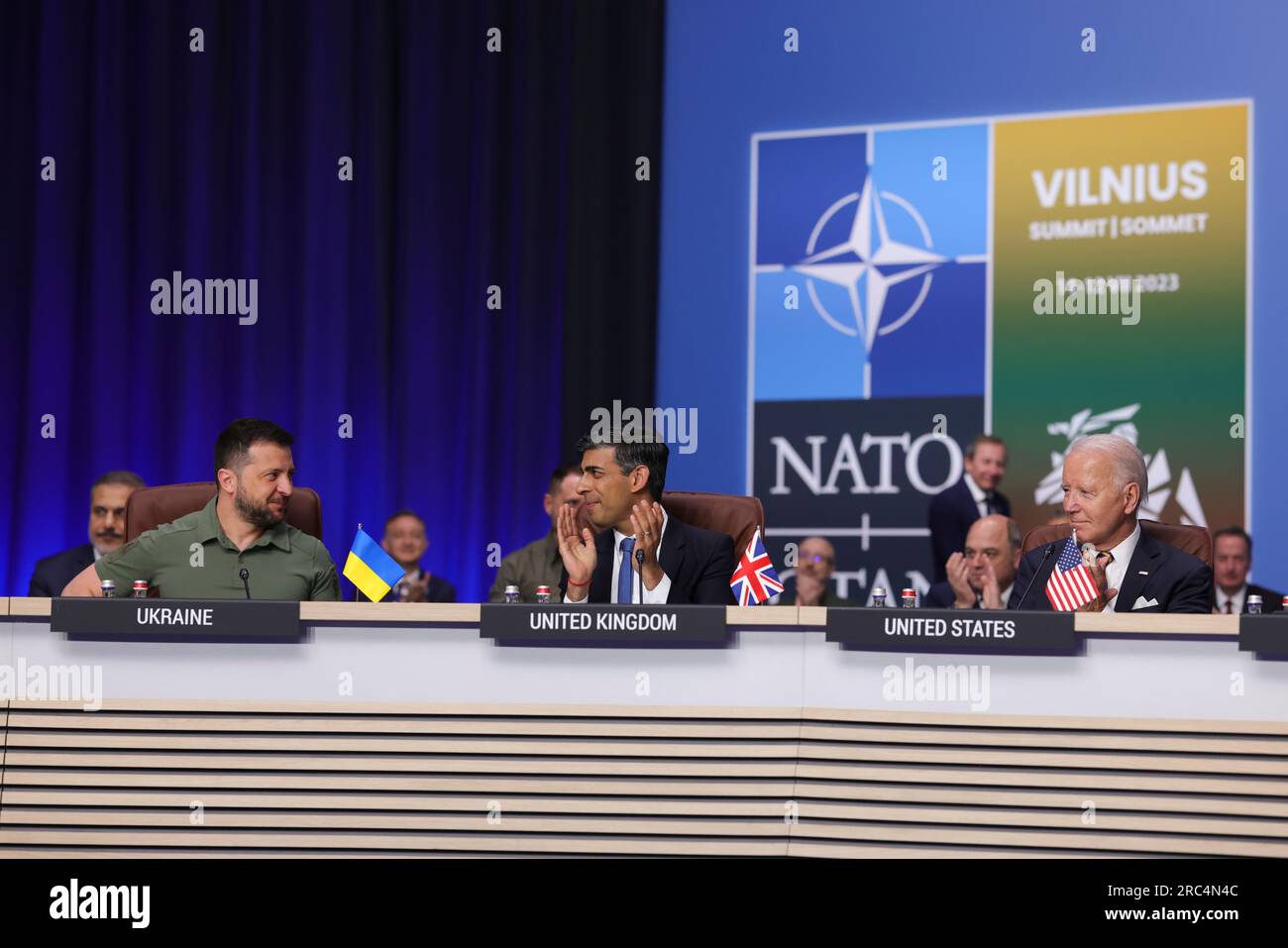 Vilnius, Litauen. 12. Juli 2023. Der britische Premierminister Rishi Sunak, das Zentrum und die USA Präsident Joe Biden, rechts, applaudiert dem ukrainischen Präsidenten Volodymyr Zelenskyy, Left, während der Ratstagung der Ukraine am zweiten Tag des NATO-Gipfels am 12. Juli 2023 in Vilnius, Litauen. Kredit: Simon Dawson/Simon Dawson/Nr. 10 Downing Street/Alamy Live News Stockfoto