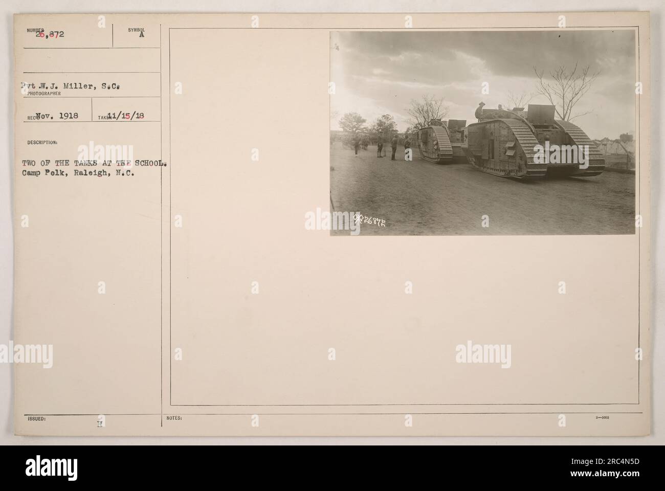 Pvt W. J. Miller vom Signal Corps hat dieses Foto am 15. Januar 1918 in Camp Polk in Raleigh, North Carolina, gemacht. Das Bild zeigt zwei Panzer in der Schule, und die Beschreibung auf dem Foto deutet darauf hin, dass die Panzer mit dem Symbol zwei versehen wurden. Das Foto ist Teil der Sammlung mit dem Titel „Fotografien amerikanischer Militäraktivitäten während des Ersten Weltkriegs“. Stockfoto