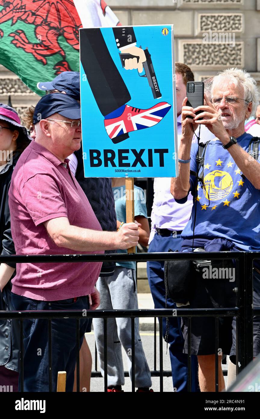 London, Großbritannien. Demonstranten gegen den Brexit und gegen den Tory demonstrierten gegen die Regierungspolitik auf dem Platz des Parlaments, die mit der Fragestunde des Premierministers zusammenfiel. Kredit: michael melia/Alamy Live News Stockfoto