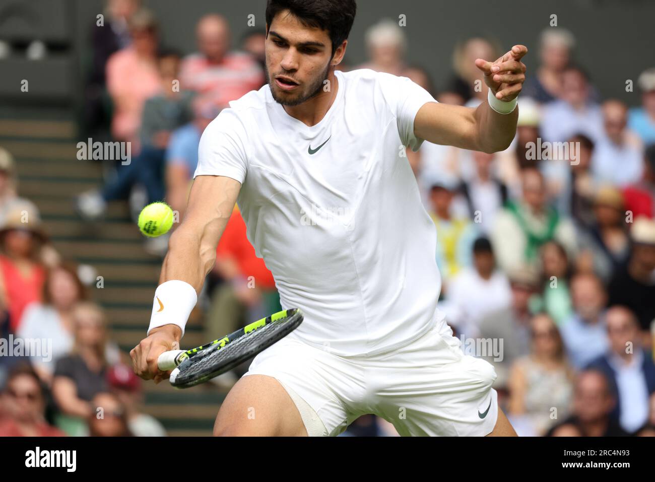 Wimbledon, Vereinigtes Königreich. 12. Juli 2023. Carlos Alcaraz aus Spanien während seines Viertelfinalspiels gegen Holger Rune aus Dänemark in Wimbledon. Kredit: Adam Stoltman/Alamy Live News Stockfoto