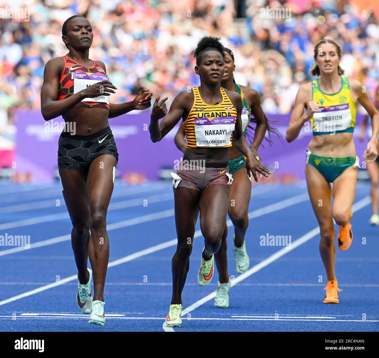 Birmingham, England. 2. August 2022. Mary Moraa aus Kenia (links) und Halimah Nakaayi aus Uganda während der 800 Meter langen Frauensportveranstaltung am Tag Fi Stockfoto