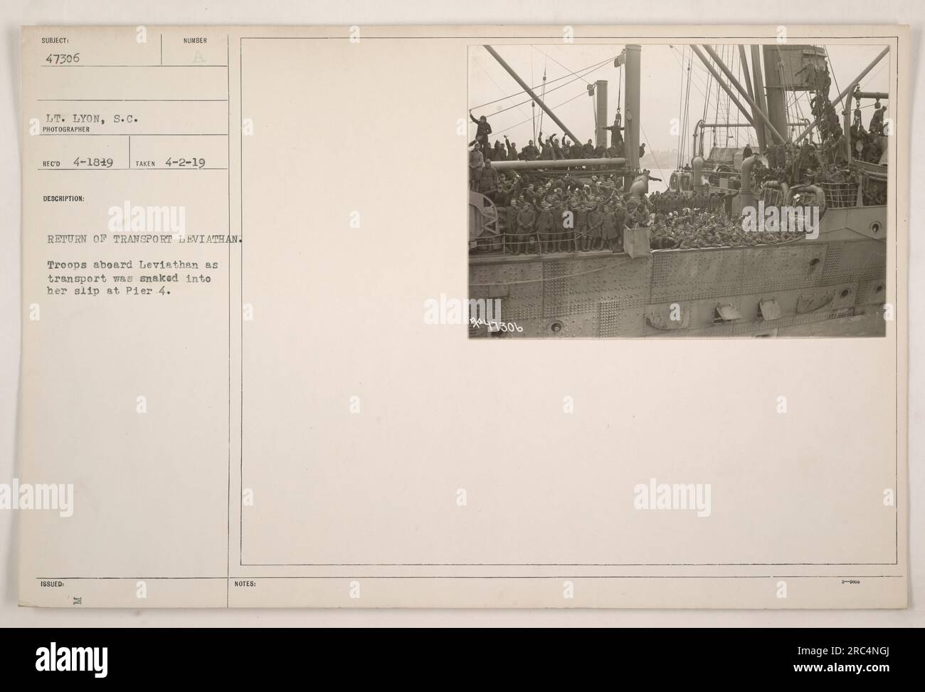 Truppen an Bord des Transportschiff Leviathan, das 1919 zum Pier 4 zurückkehrte. Das Foto, aufgenommen am 2. April 1919, zeigt den Moment, als das Schiff in ihren Ausrutscher geführt wurde. Lieutenant Lyon, der Fotograf, hat diese Szene aufgenommen. Auf dieses Bild wird in den Hinweisen 47306 verwiesen. Stockfoto