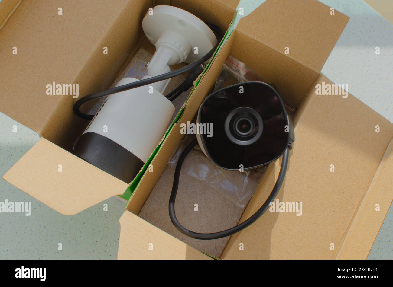 Nahaufnahme-Überwachungskameras in der Box, bereit zur Installation. Gewährleistung einer effizienten Überwachung und eines wirksamen Schutzes. Stockfoto