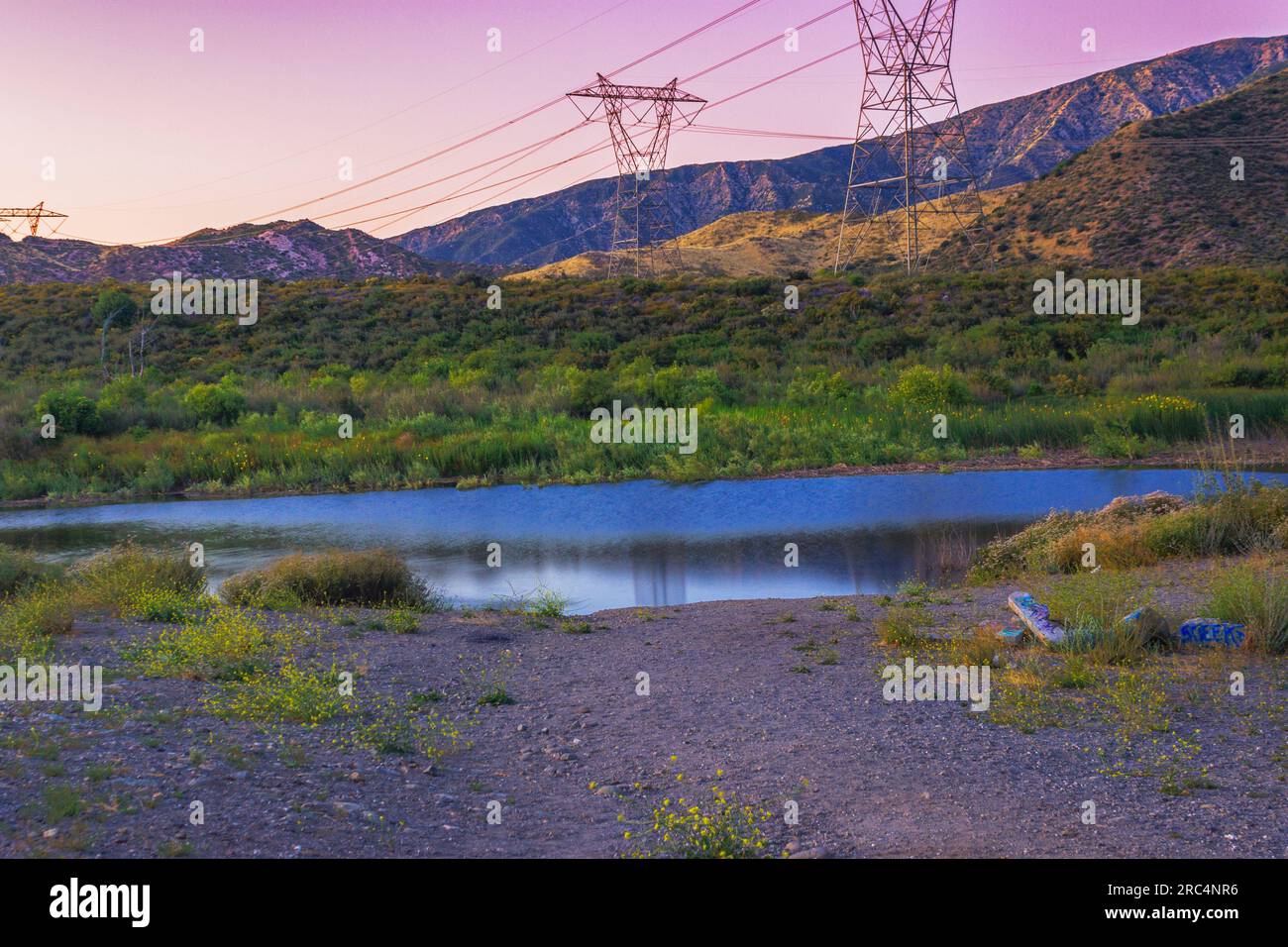 Tauchen Sie ein in die Ruhe des Lost Lake in Golden Hour; die San Bernardino Mountains und San Andreas Fault schaffen eine atemberaubende Reflexion Stockfoto
