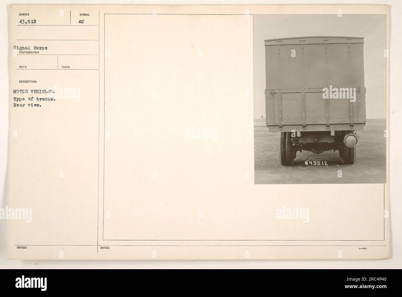 Eine Rückansicht von Kraftfahrzeugen, insbesondere Lkw, die während des Ersten Weltkriegs Eine Rückansicht von Kraftfahrzeugen, insbesondere Lkw, die während des Ersten Weltkriegs