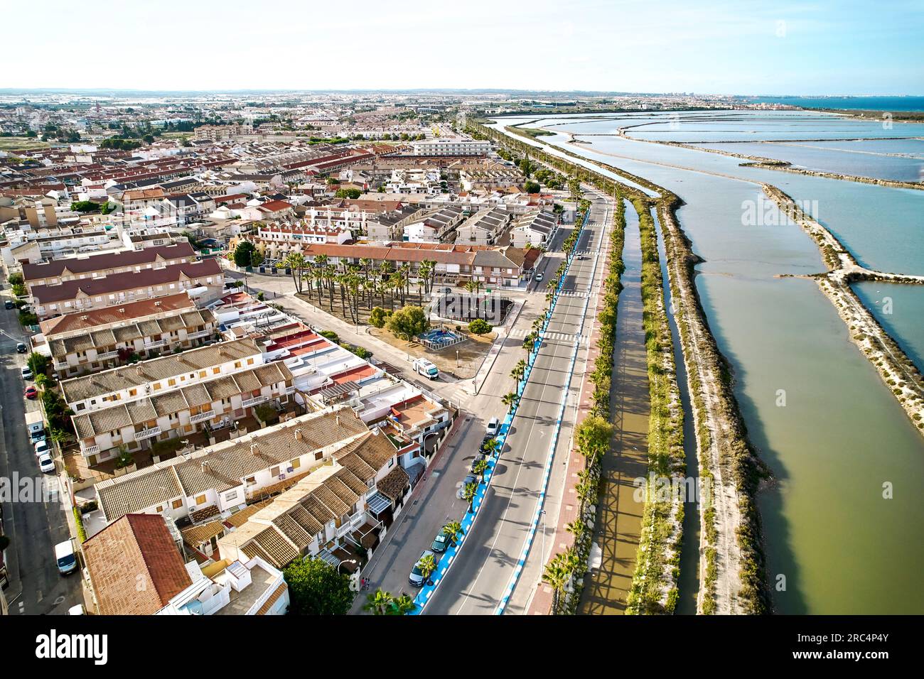 San Pedro del Pinatar Stadtblick von oben, Dröhnensicht an sonnigen Sommertagen. Diese kleine Küstenstadt ist berühmt für ihre therapeutische Mu Stockfoto