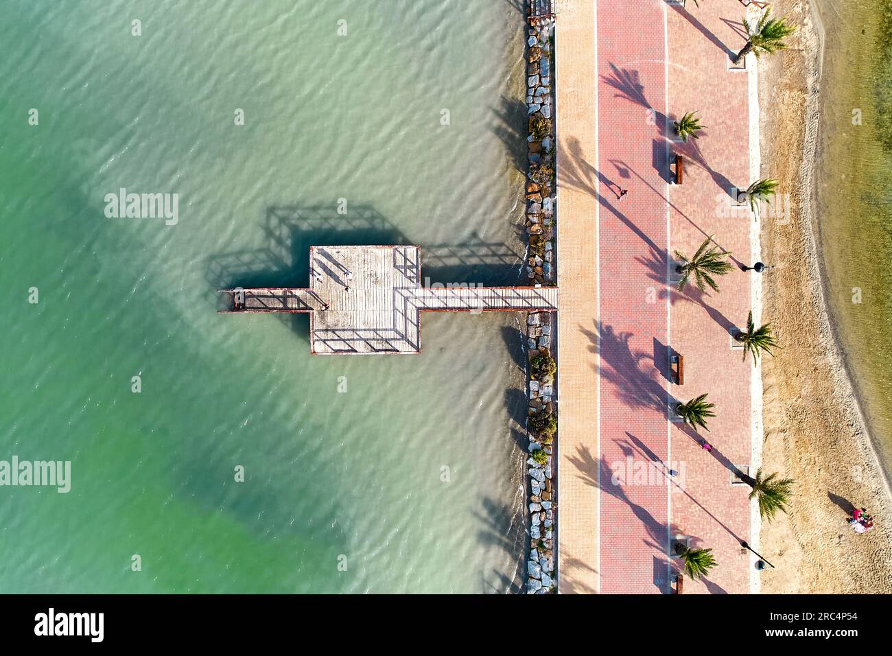 Von Palmen gesäumte Promenade San Pedro del Pinatar, touristisches Herz der Costa Calida. Diese kleine Küstenstadt ist berühmt für ihre Stockfoto