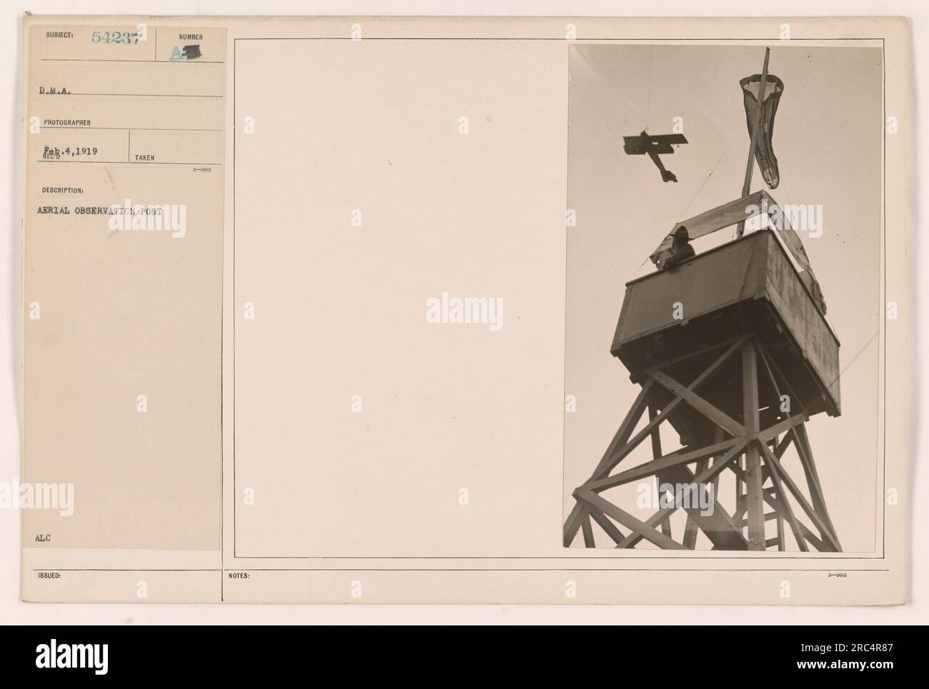Luftbeobachtungsposten, eingerichtet während des Ersten Weltkriegs. Dieses Foto wurde von der D.M.A. aufgenommen Fotograf E-4 in 1919. Die Stelle wurde zur Überwachung militärischer Aktivitäten von oben genutzt. Das Bild ist mit der Nummer 54237 beschriftet und enthält zusätzliche Hinweise oder Informationen. Stockfoto