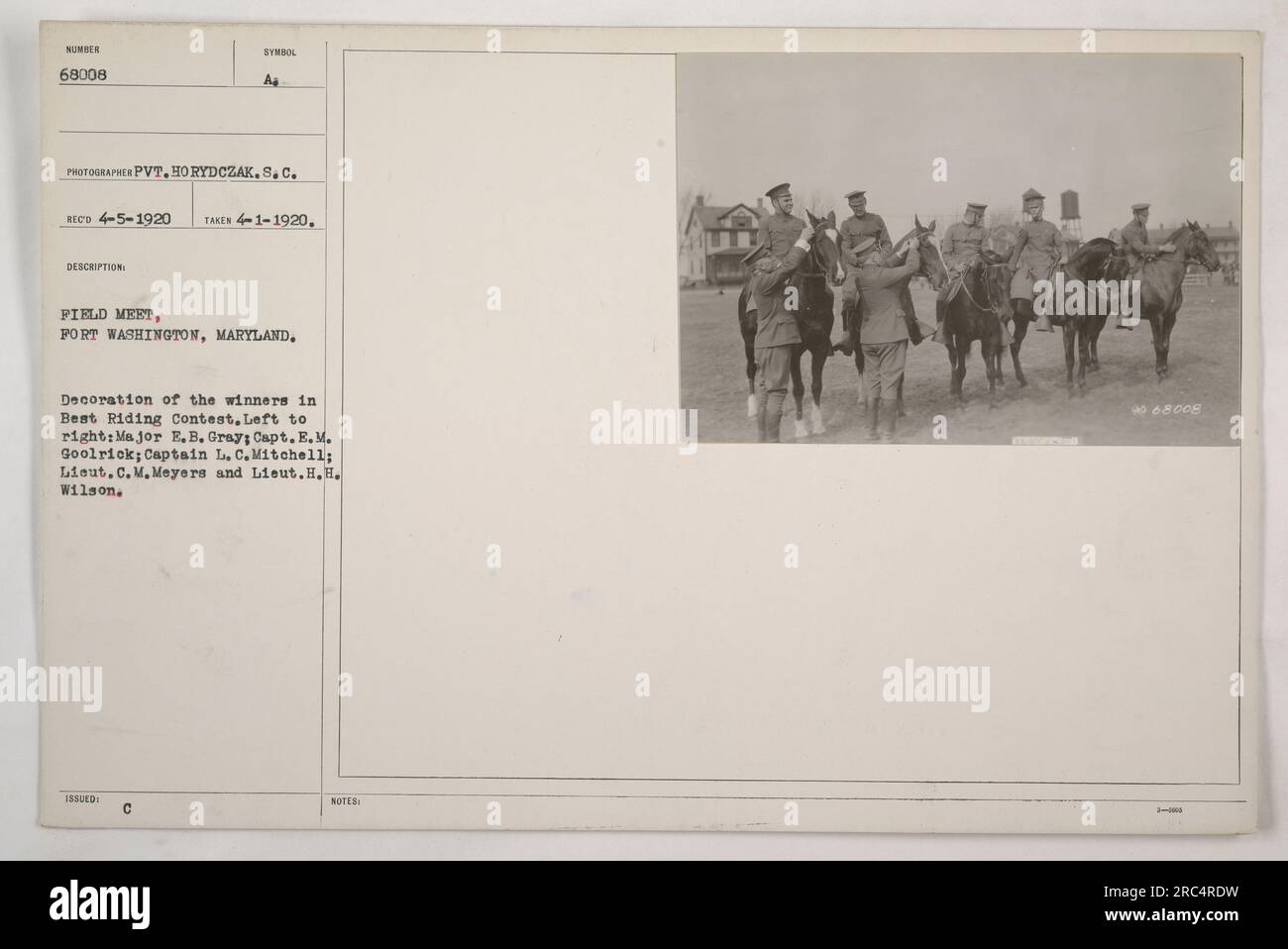 Major E.B. Gray und andere Offiziere werden in Anerkennung ihres Sieges im Best Riding Contest während eines Feldmeetings in Fort Washington in Maryland ausgezeichnet. Foto aufgenommen am 1. April 1920, von Pvt. Horydczak, S.C. Bildnummer: 68008. Namen. (Quelle: Fotos der amerikanischen Militäraktionen während des Ersten Weltkriegs) Stockfoto