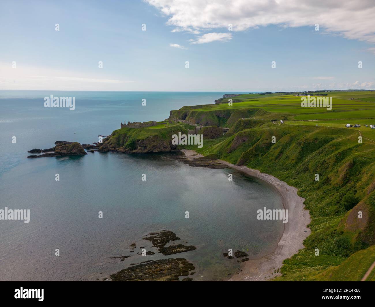 Luftdrohnenfoto der Küste bei Stonehaven in Aberdeenshire, Schottland. Die Burg Dunnottar ist im Hintergrund über den Klippen zu sehen. Stockfoto