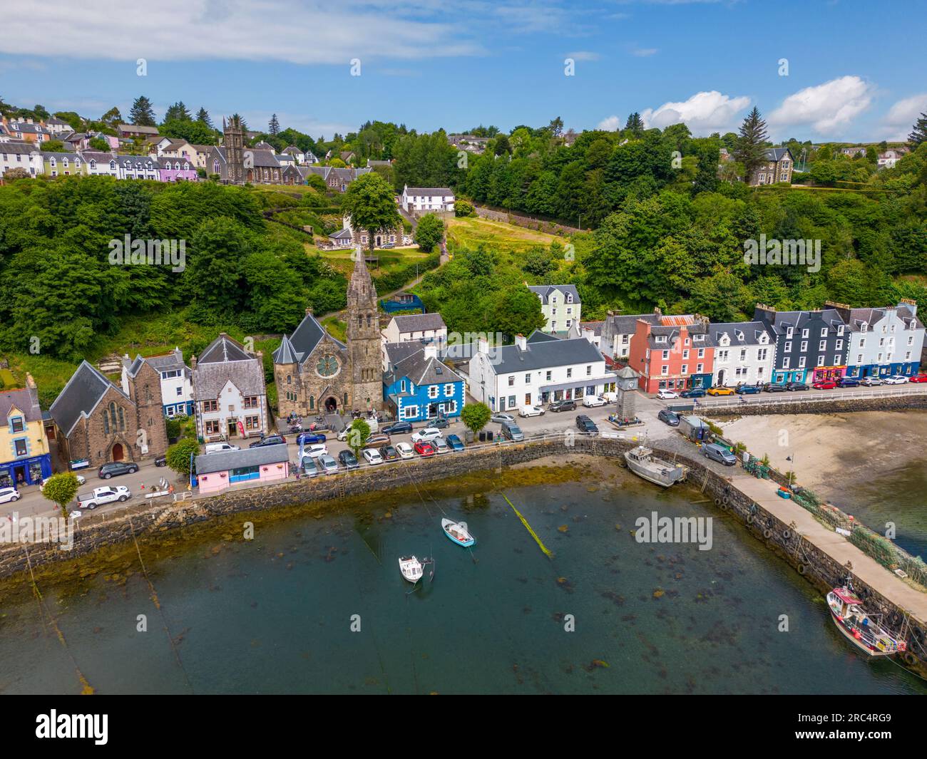 Luftdrohnenfoto der Hafenstadt Tobermory. Viele Touristen besuchen Tobermory auf der Insel Mull, Schottland Stockfoto
