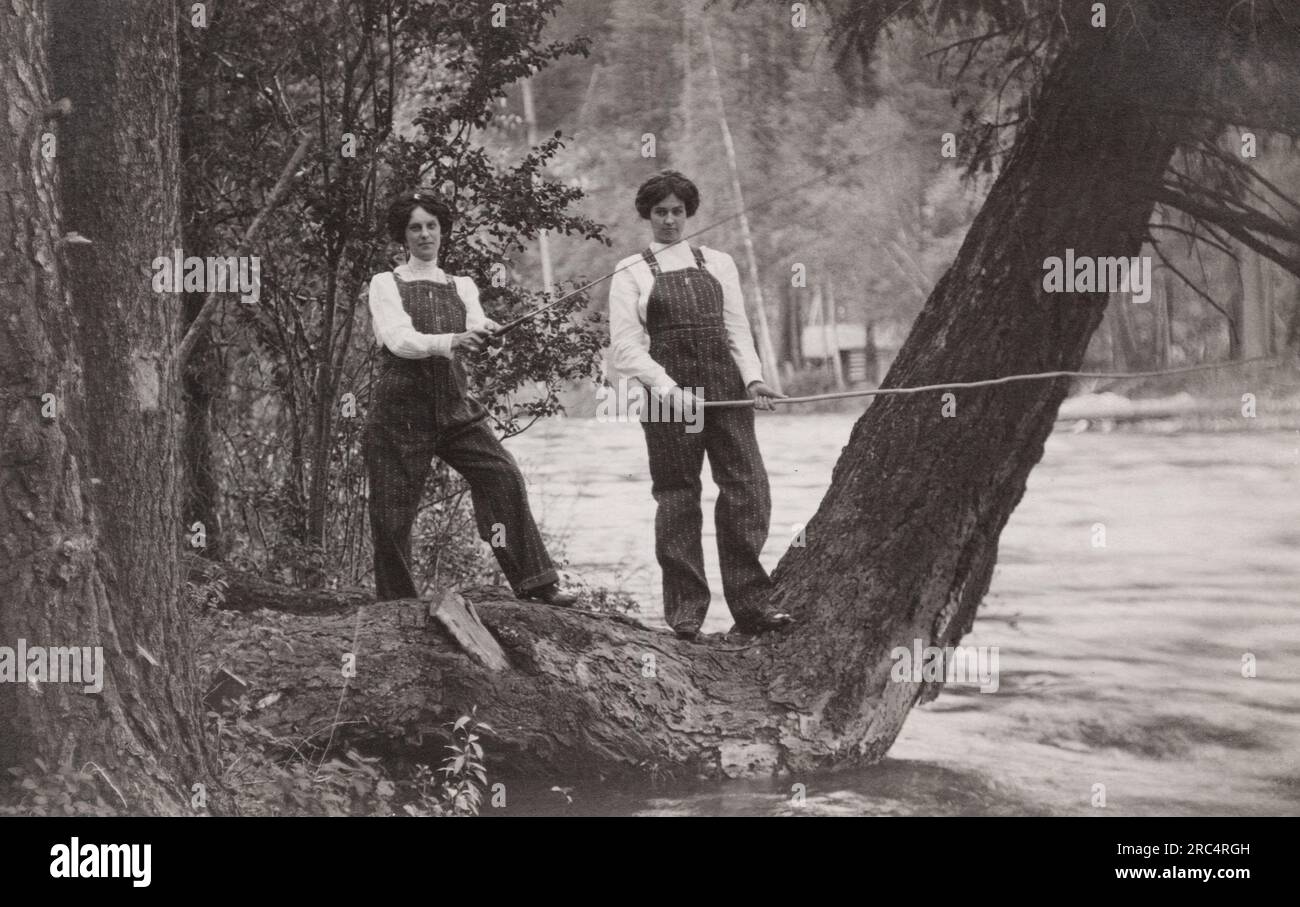 Porträt von zwei jungen Frauen (möglicherweise Schwestern) beim Angeln, unbekannter Ort, ca. 1920er Postkarte. Nicht identifizierter Fotograf Stockfoto