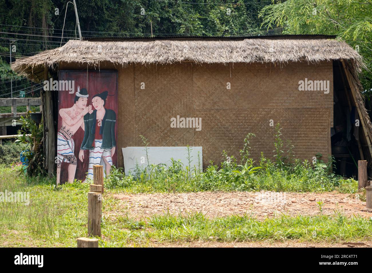 NAN, THAILAND, MAI 20 2023, Dorfgebäude mit einer Kopie des beliebten Gemäldes „Flüsterliebhaber“ aus dem buddhistischen Tempel Wat Phumin, Nan, Thailan Stockfoto