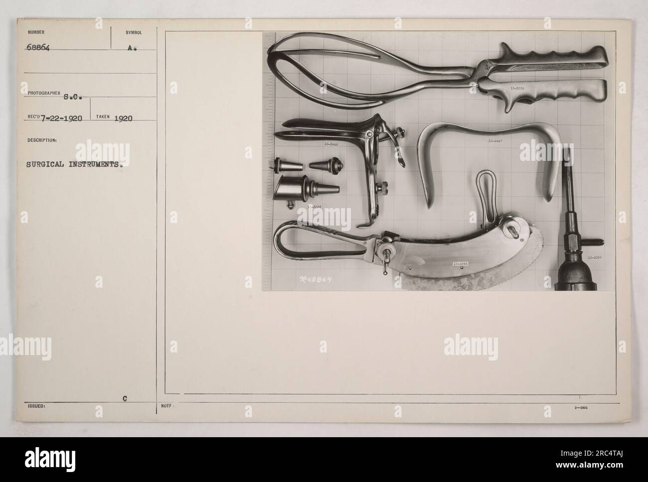 Bild von chirurgischen Instrumenten, die im Ersten Weltkrieg benutzt wurden, identifiziert als Nummer 68864. Die Instrumente sind mit der Bezeichnung „chirurgische Instrumente“ gekennzeichnet und mit dem Symbol A gekennzeichnet. Das Foto wurde 1920 aufgenommen und ist Teil der Sammlung mit C Note W 1 11-500. Stockfoto
