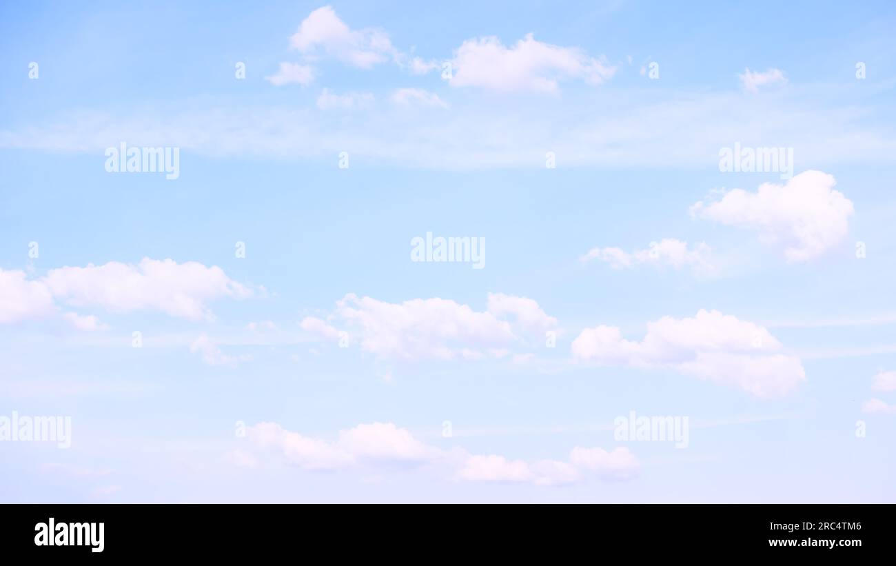Schöner hellblauer Himmel mit Wolken. Panorama-Hintergrund mit Platz für Text Stockfoto